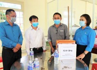 Liên đoàn Lao động tỉnh và Công đoàn ngành Y tế tỉnh Kon Tum thăm, động viên các lực lượng làm nhiệm vụ tại 04 Chốt kiểm tra phòng chống dịch COVID-19 trên địa bàn tỉnh Kon Tum