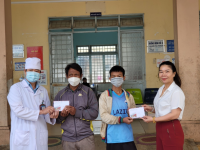 Quỹ Hỗ trợ người bệnh chiến thắng bệnh lao tặng quà cho người bệnh lao có hoàn cảnh khó khăn của tỉnh Kon Tum nhân dịp Tết Nguyên đán 2023