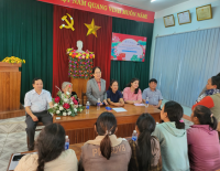 Giáo sư Bác sỹ Nguyễn Thị Ngọc Phượng chúc Tết, tặng quà cho cô đỡ thôn  bản của tỉnh Kon Tum