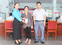 Công đoàn ngành Y tế trao Sổ tiết kiệm cho vợ của cố BS A Blinh, nguyên Trưởng Trạm Y tế xã Ia Tơi, huyện Ia H’Drai