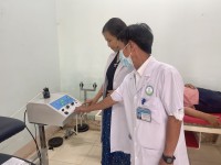 Bệnh viện đa khoa tỉnh chuyển giao kỹ thuật cấy chỉ và kéo nắn cột sống thắt lưng cho Trung tâm Y tế huyện Đăk Hà