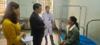 Lãnh đạo huyện đến thăm, tặng quà, chúc Tết bệnh nhân đang điều trị tại Trung tâm Y tế huyện Đăk Tô