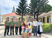 Công an tỉnh Kon Tum tặng quà cho bệnh nhi tại Trung tâm Y tế huyện Đăk Glei