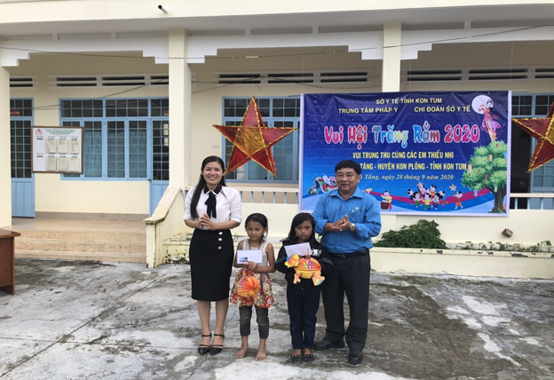 Trung tâm Pháp y phối hợp với Chi Đoàn Sở Y tế  tổ chức Tết Trung thu năm 2020 cho trẻ em xã Đăk Tăng, huyện Kon Plông