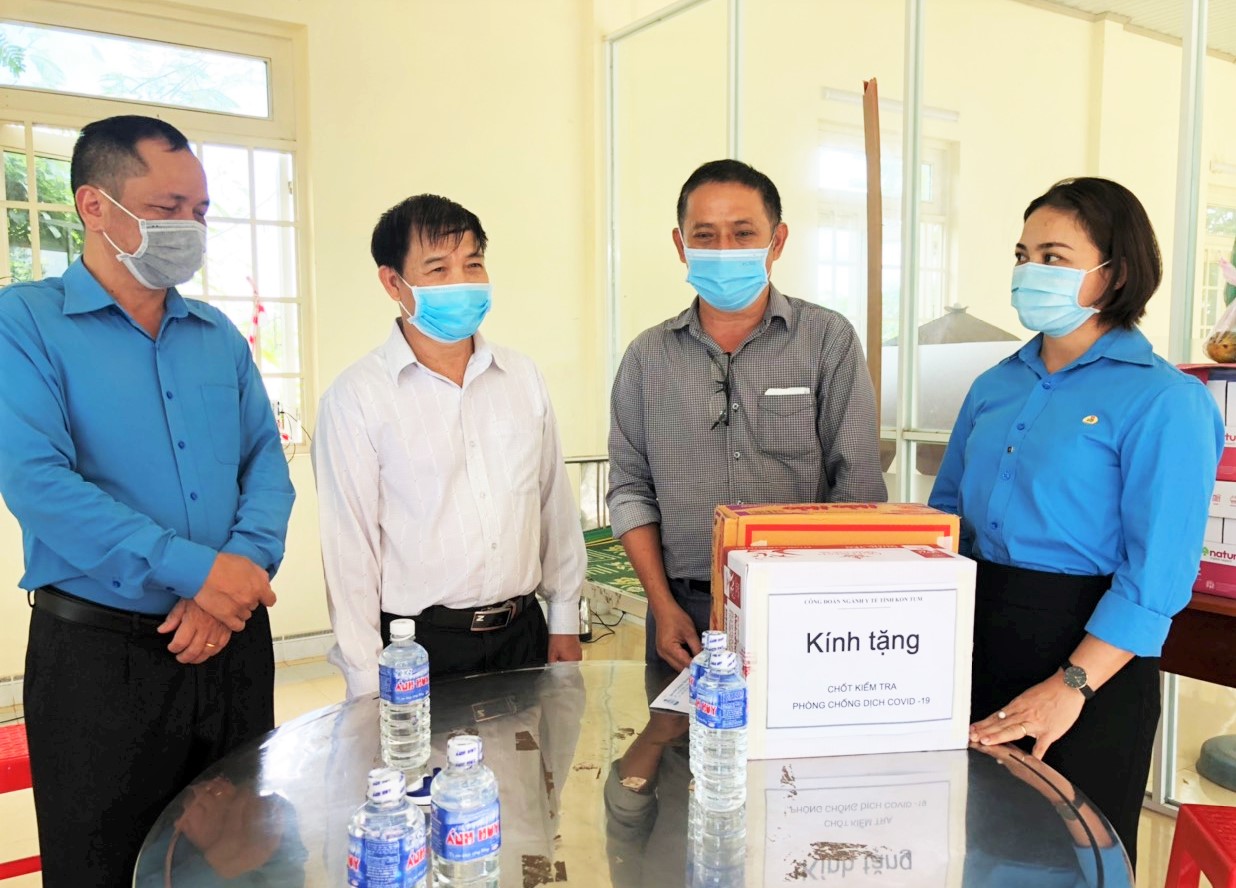 Liên đoàn Lao động tỉnh và Công đoàn ngành Y tế tỉnh Kon Tum thăm, động viên các lực lượng làm nhiệm vụ tại 04 Chốt kiểm tra phòng chống dịch COVID-19 trên địa bàn tỉnh Kon Tum