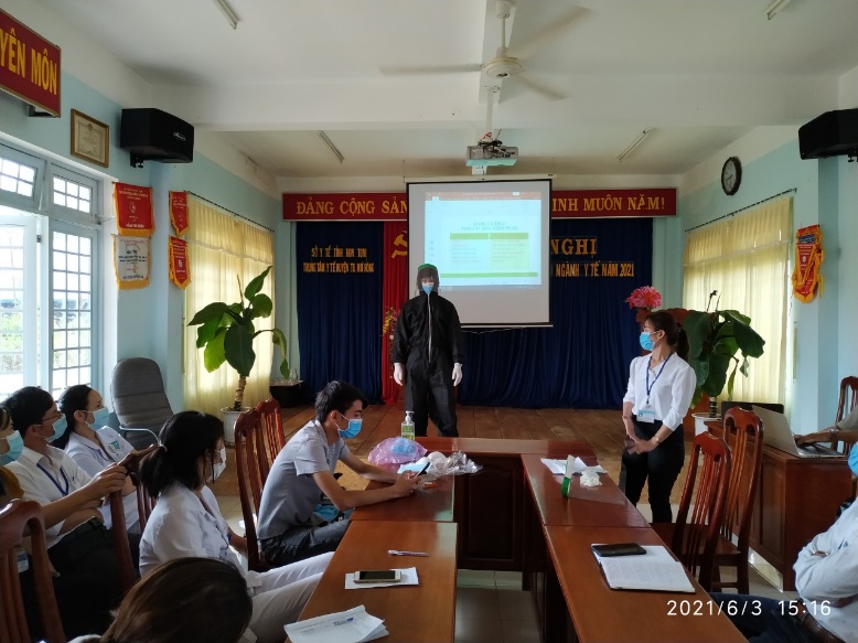 Trung tâm Y tế huyện Tu Mơ Rông thành lập và tập huấn cho thành viên các Đội lấy mẫu thực địa phục vụ công tác phòng chống dịch bệnh COVID-19