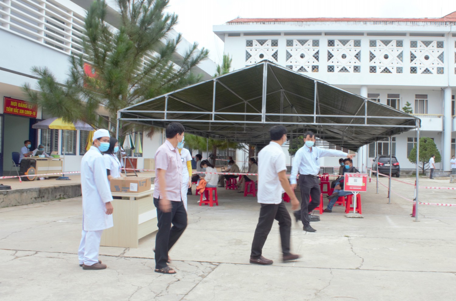 Giám đốc Sở Y tế kiểm tra điểm tiêm vắc xin phòng COVID-19 (đợt 3) tại Bệnh viện Đa khoa tỉnh Kon Tum