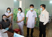 Giám đốc Sở Y tế kiểm tra điểm tiêm vắc xin phòng COVID-19 tại Bệnh viện Đa khoa tỉnh Kon Tum