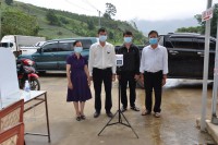 Sở Y tế trao máy đo thân nhiệt từ xa bằng hồng ngoại tự động cho Chốt kiểm tra liên ngành tại thôn Măng Khênh, xã Đăk Man, huyện Đăk Glei