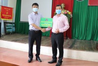 Chi nhánh Ngân hàng Chính sách xã hội tỉnh Kon Tum  hỗ trợ 20 triệu đồng cho Bệnh viện Dã chiến số 1