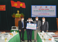 Sở Y tế tổ chức Lễ bàn giao trang thiết bị y tế phòng chống dịch COVID-19 của Tập đoàn De Heus và Tập đoàn Hùng Nhơn Việt Nam  tặng tỉnh Kon Tum