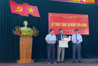 Lễ trao tặng Huy hiệu 30 năm tuổi Đảng cho đồng chí Trần Ái – Phó Bí thư Đảng ủy, Phó Giám đốc Sở Y tế