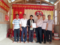 Sở Y tế bàn giao vật liệu để hỗ trợ thôn Sa Múc, xã Ngọc Linh, huyện Đăk Glei  thực hiện “mô hình xử lý nước hộ gia đình bằng biện pháp đơn giản”