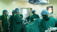 Phẩu thuật nội soi điều trị ung thư đại tràng cho cụ bà 91 tuổi